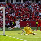 Incredibila salvare a Bosniei  FOTO. Veteranul   Kolasinac a respins din fața porții goale  cu ajutorul transversalei!