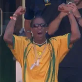 Confundat cu Ronaldinho!    FOTO:    Cine e artistul american  care i-a derutat pe comentatori și pe microbiști. A sărbătorit euforic golul lui Vinicius