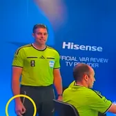 FIFA a deschis o anchetă    FOTO:  E incredibil   ce a putut să facă arbitrul din camera VAR!  Se cere excluderea lui de la Mondial