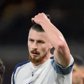 Tot mai rău pentru Drăgușin  Tottenham are acord pentru alt stoper.   Olandez titular la Mondial.  Și a mai luat un fundaș central de CM