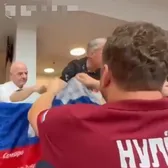 Infantino, autograf pe steagul Rusiei     VIDEO.  Președintele FIFA, abordat la   CM 2026:  „Ne-a vorbit în rusă”. Și premierul Canadei a semnat