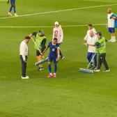 Mbappe, imagini virale    VIDEO.  Starul Franței   a pus umărul la treabă  după ploaia torențială » Ce spune despre duelul său cu Messi