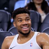 Schimb fabulos în NBA  Starul   Giannis Antetokounmpo  are o nouă echipă. Cu ce se alege Milwaukee Bucks