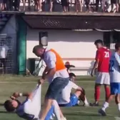 Gest reprobabil la baraj     VIDEO  Team managerul   a agresat un jucător  după ratarea promovării: scene incredibile