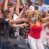 Moment viral la CM 2026    FOTO.   Primul meci din 16-imi a cucerit Internetul!   Reacția unei fane a Canadei  în momentul în care își „catapultează” telefonul în tribune