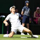 Jannik Sinner supraviețuiește   Liderul mondial,   la un pas să fie eliminat  în primul tur la Wimbledon! A terminat meciul cu piciorul sângerând