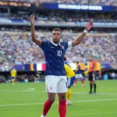 Așa ratare, așa reacții    FOTO.  Doi fani francezi au oferit   imaginea zilei la CM 2026,  după ce Mbappe a tras în bară cu poarta goală în meciul cu Suedia