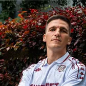 Jucătorul dat afară de FCSB a semnat  Rapid l-a prezentat în ziua primului amical. Ce salariu va avea +   Fanii sunt furioși:  „Iar luați tot ce aruncă Becali”