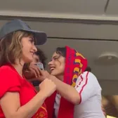 Spania - Austria, show și în tribune    FOTO:  Cele trei vedete internaționale care   i-au făcut pe regizorii transmisiunii TV să tot revină asupra lor.  Ce au făcut aceștia