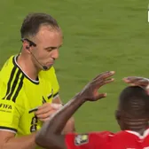 VAR-ul a salvat-o pe Argentina  Intervenție crucială din cabină:   un elvețian a izbucnit în lacrimi  după ce a fost eliminat tocmai când echipa lui îi domina pe Messi & comp