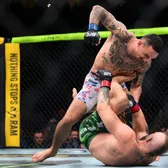 McGregor a rezistat un minut și 9 secunde    FOTO:    Accidentare teribilă  în meciul cu Max Holloway. Ce a încercat irlandezul să facă