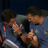 „Par căsătoriți de 20 de ani😂”     FOTO:  Scaloni și Aimar, imaginile serii: după golul lui Alvarez   s-au luptat pentru carnețelul cu notițe