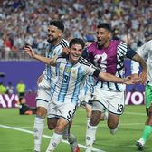Eroul Argentinei și tatăl perfect    FOTO.  Julian Alvarez a oferit imaginea anului la CM 2026 » Momentul în care   își adoarme fiul în tribună,  după golul decisiv