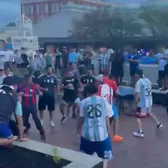 S-au bătut între ei    VIDEO + FOTO.  Fanii Argentinei au uitat de rivalitatea cu Anglia și   s-au luat la pumni pe străzile din Atlanta.  De la ce a pornit totul