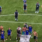 Nu s-au putut abține    FOTO.  Argentina riscă sancțiuni drastice din cauza unui banner despre războiul câștigat de Anglia.   Aproape 1000 de oameni au murit