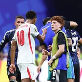 S-a aflat ce l-ar fi enervat pe Bellingham    FOTO.  Motivul pentru care englezul   a pălmuit   un jucător argentinian după fluierul de final