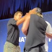 L-a lovit în cap de față cu toți    FOTO.    Scandal bizar înainte de finala CM 2026.  O legendă NFL l-a plesnit pe Logan Paul după conferința finalistelor. Moment regizat?
