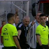 Scene bizare la golul lui U Cluj    FOTO.   Arbitrul luase decizia greșită și toți jucătorii s-au oprit! Nistor a profitat imediat, iar U a marcat.   De ce VAR-ul n-a putut interveni