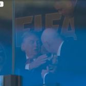 Trump, moment bizar la finala CM    FOTO.  Președintele SUA, surprins în loja oficială în timp ce   mângâie trofeul câștigătoarei.  Reacția lui Gianni Infantino