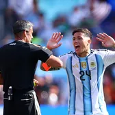 Agresivitatea, pedepsită!    FOTO.  Argentina, în inferioritate în finala Mondialului. Faultul pentru care   Fernandez a fost eliminat în minutul 90+3
