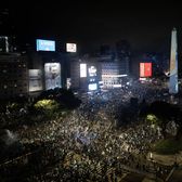 Ce nebunie în Buenos Aires!    FOTO&VIDEO:  În ciuda eșecului din finala Mondialului, argentinienii au umplut străzile într-un   gest de recunoștință pentru națională