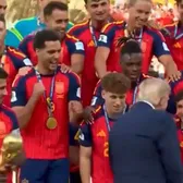 Mikel Merino a râs de Trump    FOTO.  Ce a făcut spaniolul   pe la spatele președintelui SUA,  în timpul ceremoniei de premiere de la CM 2026