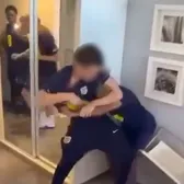 Bătaie în cantonament    FOTO.   Doi juniori de la naționala Angliei, filmați în timp ce   se iau la pumni!  Șocant ce făceau colegii lor