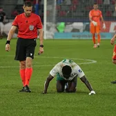 Și-au vărsat nervii pe arbitru  Ce s-a întâmplat la pauza meciului FCSB - Auda! Fanii   au pus ținta pe „centralul”  din Israel