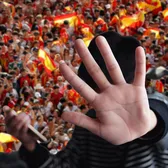 Bucuria victoriei, umbrită de altă realitate  După succesul Spaniei la Mondial,   apelurile la linia pentru victimele violenței de gen  au crescut cu peste 120,8%