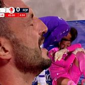 Straton a ieșit plângând    FOTO:  Portarul lui FC Argeș   s-a accidentat  în prima repriză a meciului cu Petrolul și a fost de neconsolat după schimbare