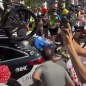 Dus cu elicopterul la spital   Ciclistul a abandonat Turul Franței după   un accident violent:  un spectator a căzut pe carosabil și a declanșat haosul