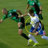 Gest violent la Farul - Corvinul    FOTO:  Eliminat după ce   și-a lovit intenționat adversarul  cu talpa în piept » Arbitrul, salvat de două ori de VAR