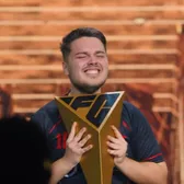Jackpot uriaș    VIDEO+FOTO.   Un român e   campion mondial la jocul EA FC  și a pus mâna pe o avere!