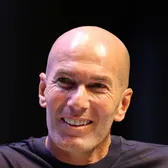 Începe era Zidane  Fostul antrenor al lui Real Madrid, numit selecționerul naționalei Franței în locul lui   Didier Deschamps