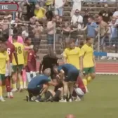 Scene groaznice    FOTO.   Arbitra meciului dintre Metz și Fortuna Sittard,   lovită într-o altercație  a jucătorilor » Diagnosticul primit