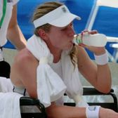 S-a prăbușit după 3 ore de joc!    FOTO.  Momente dramatice la WTA Memphis: Alexandrova   a părăsit terenul în scaun cu rotile