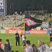 Scos cu forța din stadion!   VIDEO:  Un fan al Oțelului,  gesturi provocatoare în fața galeriei lui Dinamo  + reacția fanilor roș-albi