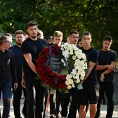 Imagini triste   Conducerea, jucătorii și antrenorii de la  Dinamo  au fost prezenți la priveghiul lui Constantin Covaciu. Și-a făcut apariția și Alex Dobre