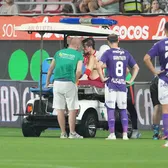 Ghinion imens pentru Pitu   FOTO:  Accidentat după driblingul lui Moruțan.  A părăsit terenul pe targă