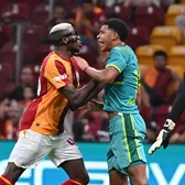 Osimhen, ținut de colegi   FOTO.  Starul lui Galatasaray  a sărit la gâtul unui adversar  în meciul cu Villareal. Ce l-a înfuriat
