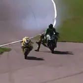 Accident horror în Superbike   VIDEO.  A ajuns pe motocicleta rivalului, iar apoi  a zburat peste barierele de protecție