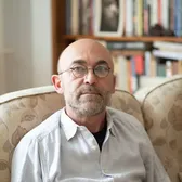 „Dinamo, o construcție aberantă la început”  Un scriitor român spune că  fotbalul e oglinda perfectă a epocii:  „Dacă nici asta nu era o țară ocupată…”