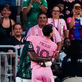 Messi, primul meci după moartea tatălui  Ce a urmat după ce starul argentinian s-a ciocnit cu un adversar pe teren:  „Din partea tuturor!”