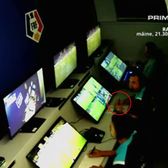 Ce făcea arbitrul în camera VAR   FOTO.  Cu ce obiect a fost  surprins  Sorin Costreie în direct, la FC Argeș - Farul