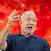 Alarmă majoră la Liverpool  Fanii protestează după ce Bezos a cumpărat 30% din acțiunile clubului.  De ce se tem: ”Dezgust”