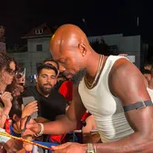 Garita, BLOCAT de fanii FCSB!   Sute de suporteri  l-au așteptat după meci: baie de mulțime pentru camerunez înainte de debut