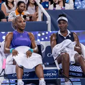 Serena și Venus, împreună după 4 ani  Cum s-a terminat meciul surorilor Williams + De ce  nu s-a jucat pe terenul central  de la Cincinnati