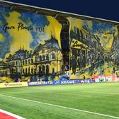 Scenografii din Ioan Slavici și Nichita Stănescu   FOTO:   Spectacol în tribune la Petrolul - Rapid:  „Moara cu noroc”, Ploieștiul interbelic, mesaj dur și peluza alb-vișinie