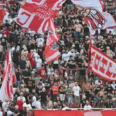 Au susținut un criminal de război   FOTO-VIDEO.  Ultrașii Stelei Roșii,  gest scandalos în Europa League,  după moartea generalului acuzat de genocid