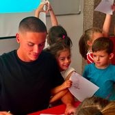 David Popovici, ce gest!   FOTO:  Înotătorul român și-a rupt din timpul liber  pentru a fi alături de copii  » Ce cadouri a primit